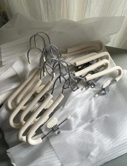 旧衣物改造:3分钟制作防滑衣架套