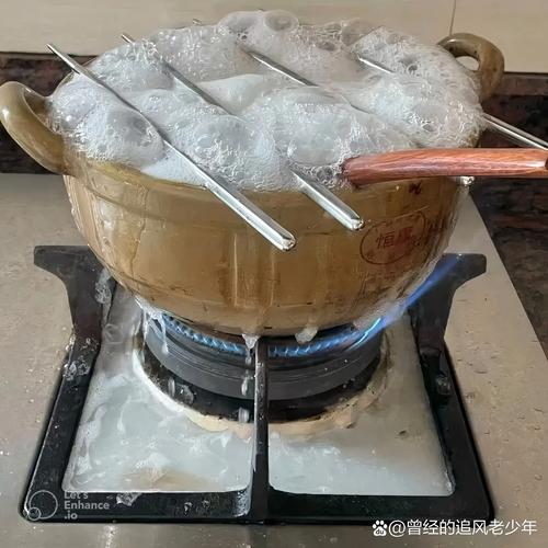 煮牛奶总溢锅？筷子这样放就解决