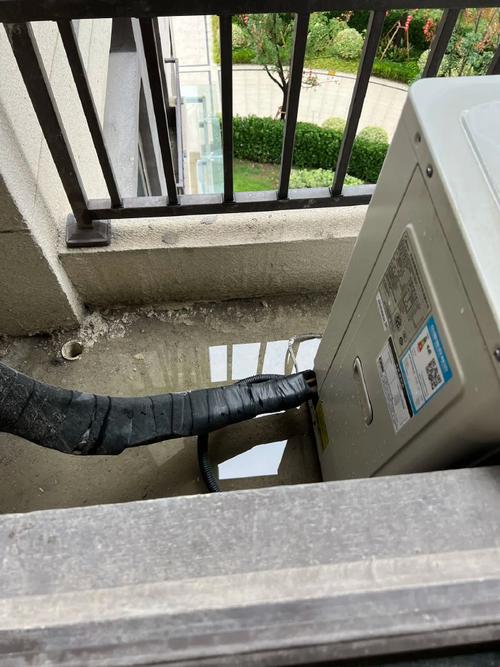 空调外机平台积水如何自救处理？