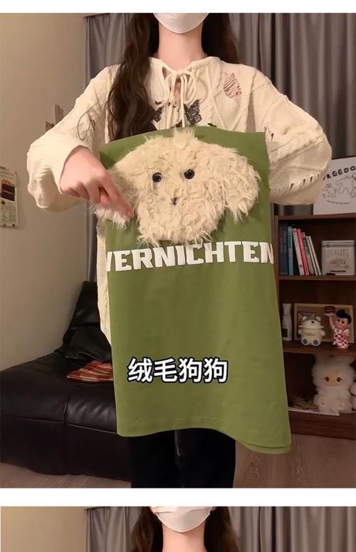 旧 T 恤改造成宠物衣服，可爱又合身​
