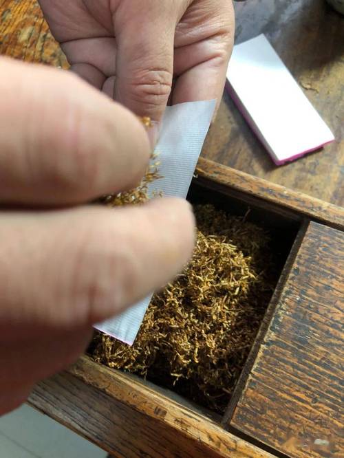 花盆土壤生虫?烟丝泡水浇花驱虫又环保