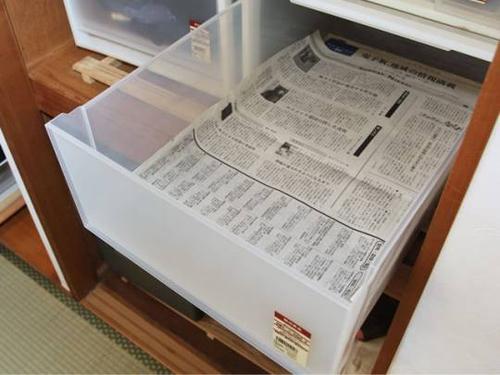 旧报纸防潮：衣柜底层铺几层合适？