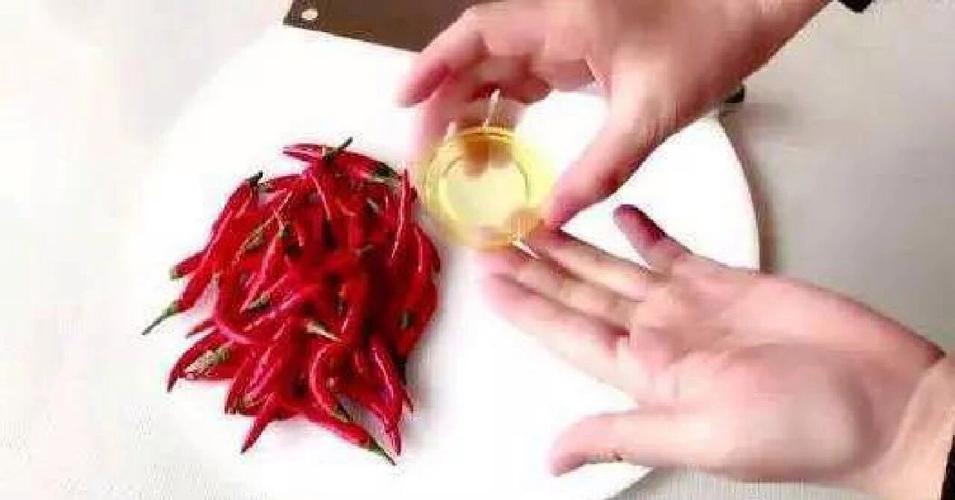 切辣椒后用醋洗手vs油洗手？辣感消失时间