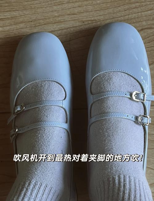 皮鞋起皱？吹风机 + 毛巾熨烫复原术​