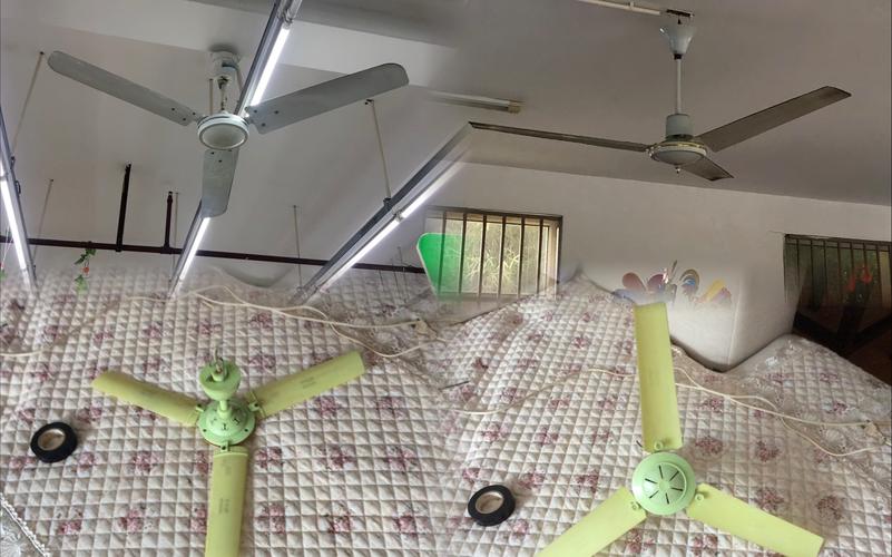 旧衣架清洁吊扇，不用爬高超安全