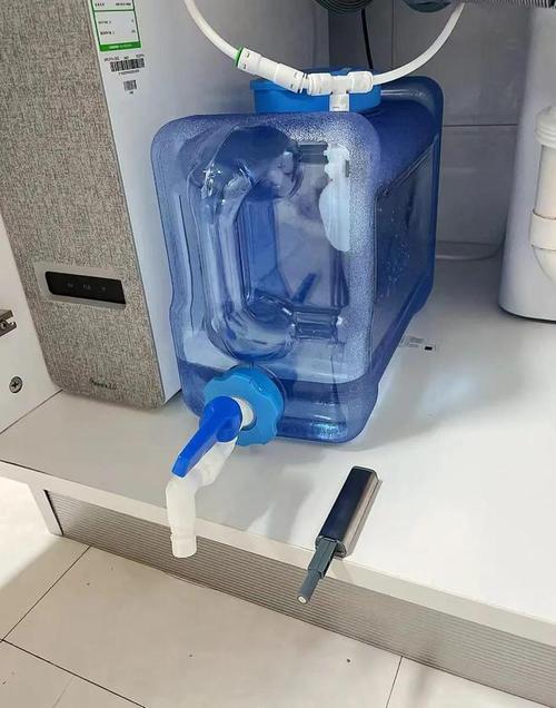 马桶水箱放瓶水?每月省下10吨水