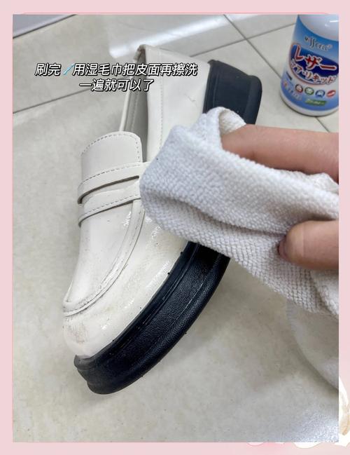 皮鞋表面泛白?白醋 + 软布擦拭恢复