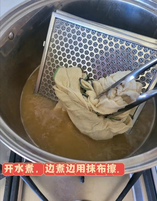 抽油烟机滤网油腻？面粉糊吸附清洁​