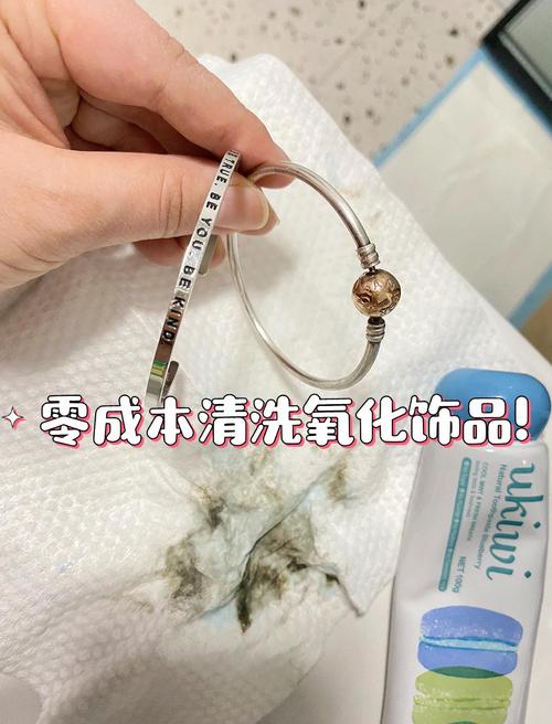 牙膏清洁银饰的原理揭秘
