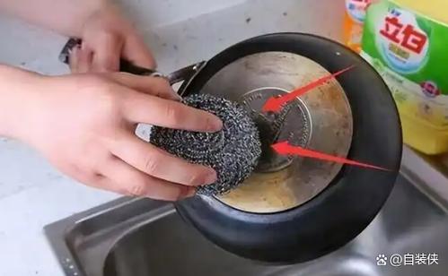 铁锅生锈严重？钢丝球 + 洗洁精快速除锈​