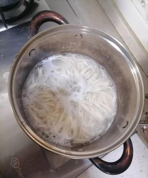 煮面条时加冷水的作用是什么？