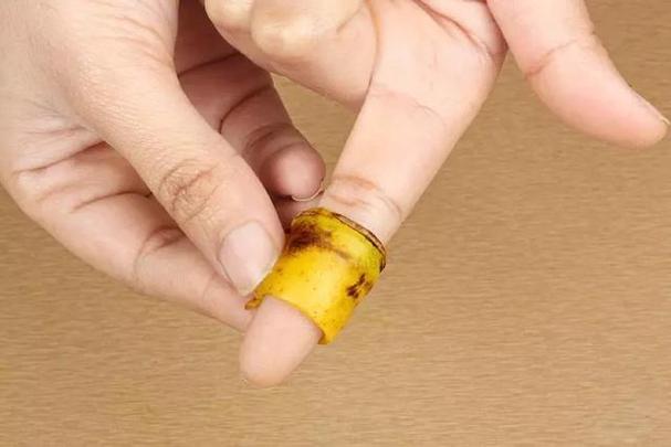香蕉皮擦银器真的能变亮吗？
