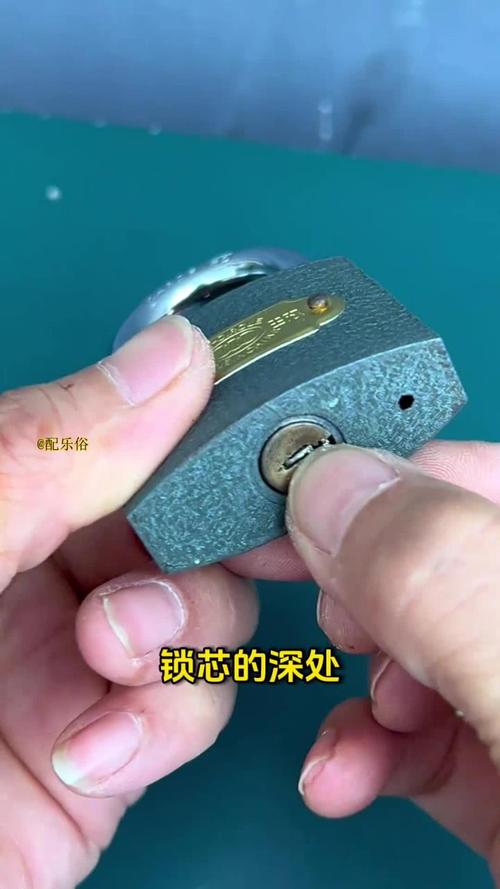钥匙断在锁里怎么取出来？