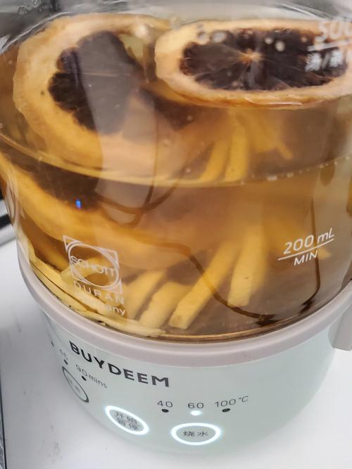 电热水壶烧水有异味？柠檬片 + 茶叶去味​