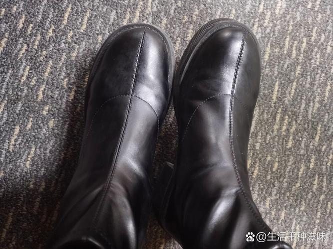 皮鞋表面泛白？牛奶擦拭恢复皮革光泽​