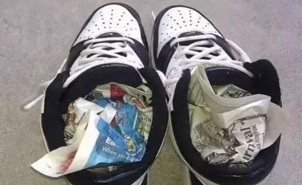 旧报纸除鞋臭的原理及方法
