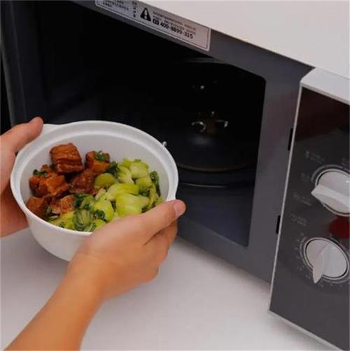 微波炉加热饭菜的摆盘技巧