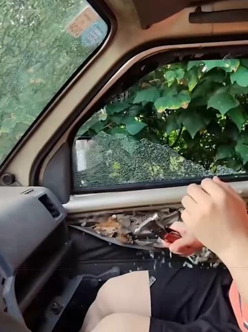 安全锤砸车窗该砸哪角落？