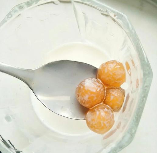 快速去除衣服上奶茶珍珠渍的「淀粉揉搓法」