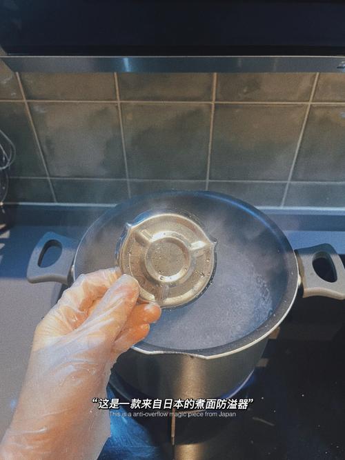 煮汤溢锅时撒盐真能止沸？