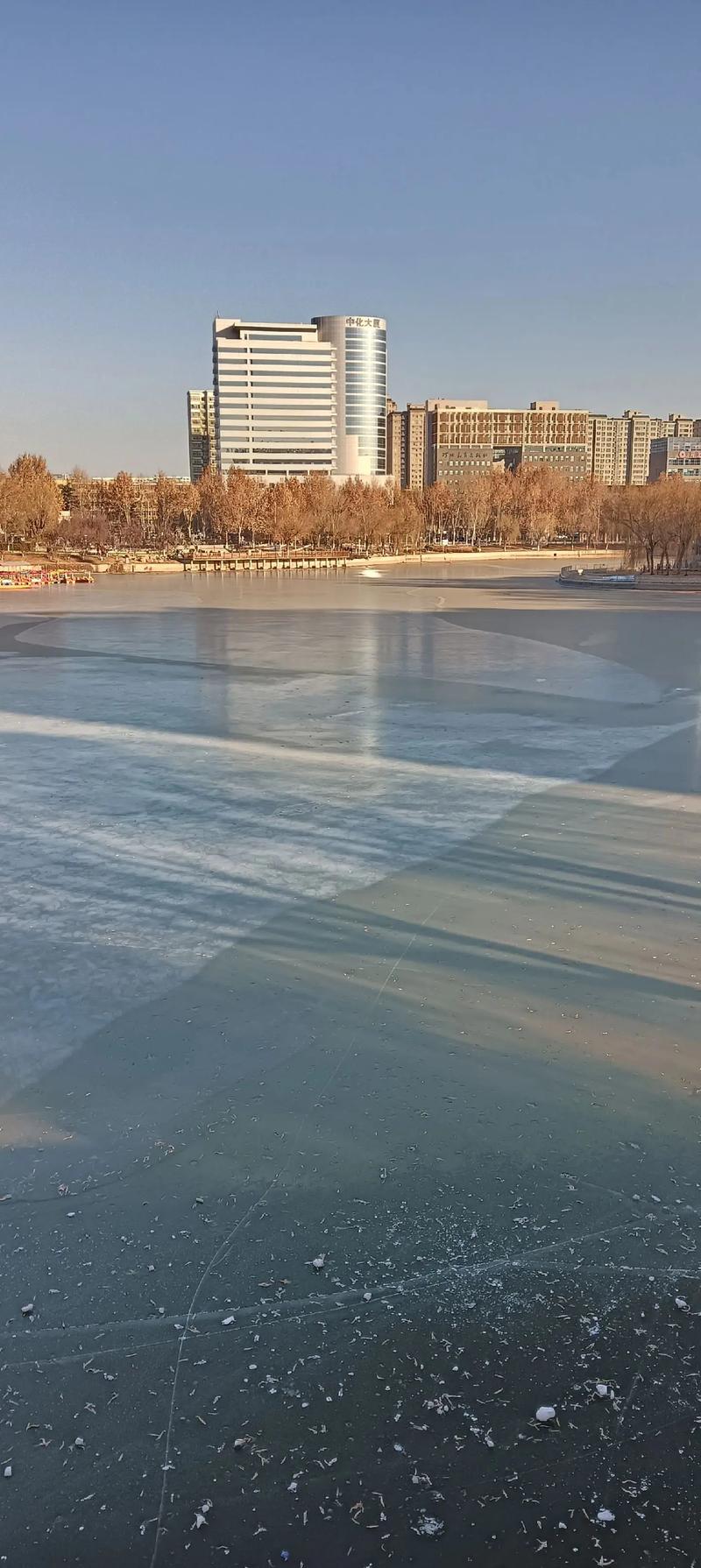 为什么冬天湖面会结冰而湖底不结冰？