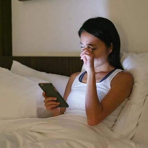 睡前玩手机开夜灯？褪黑素分泌与屏幕亮度关系