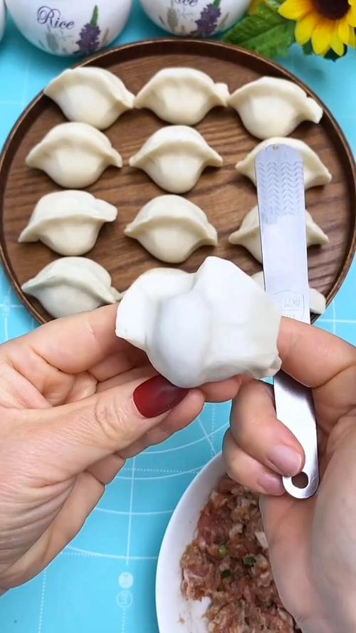 煮饺子不粘锅的木铲搅动法