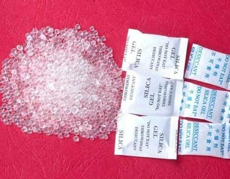 食品袋里的干燥剂遇水真能煮沸？