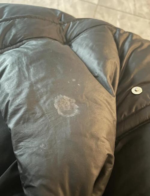 如何去除衣服上的修正液？