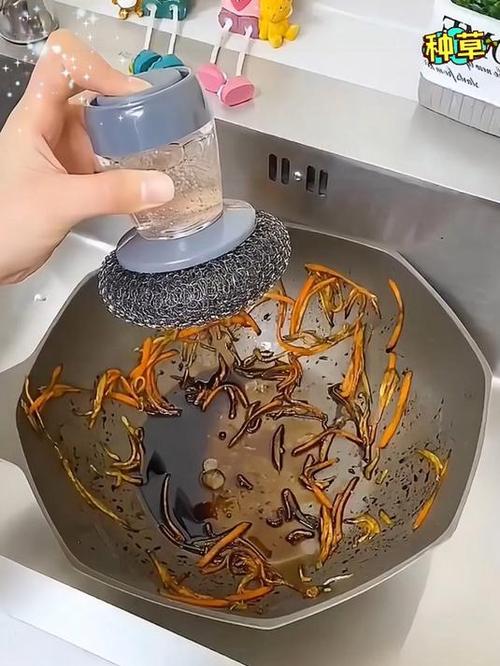 铁制餐具生锈怎么去除？白醋浸泡后钢丝球刷洗