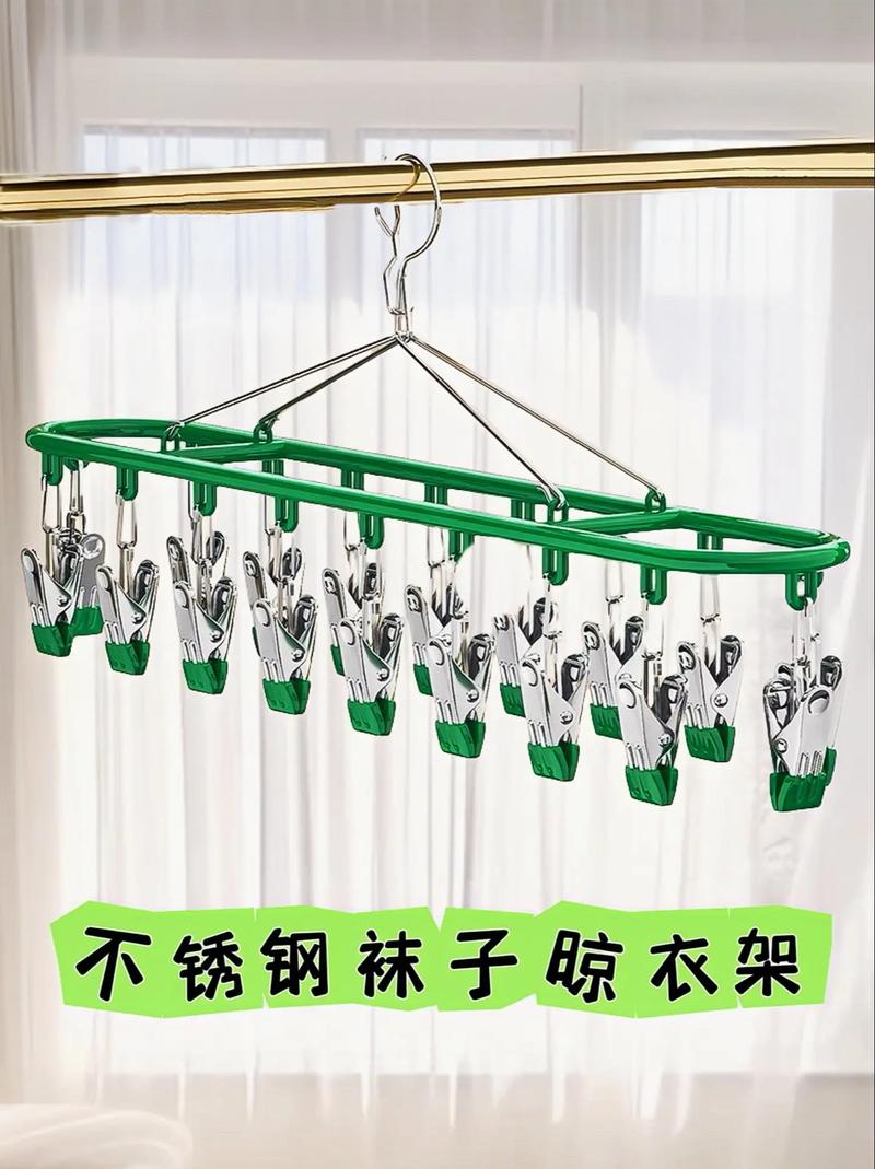 衣架晾晒毛衣变形怎么办？旧袜子套衣架防滑