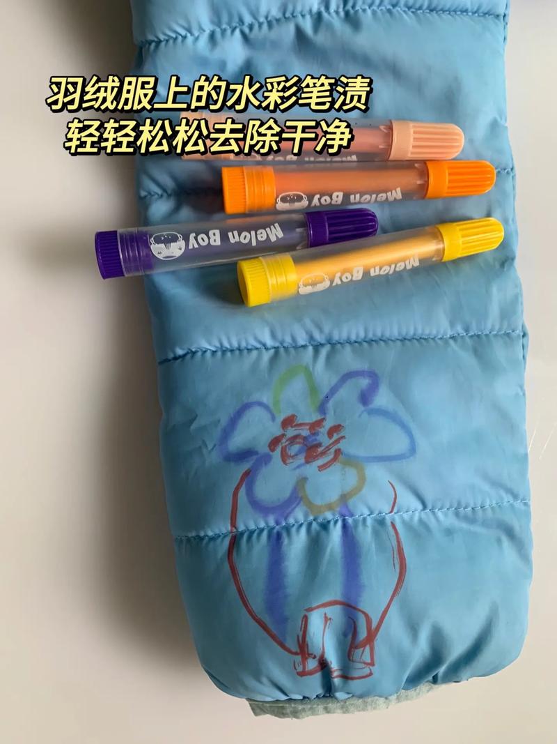 衣服上的水彩笔印怎么去除?酒精棉球反复擦拭