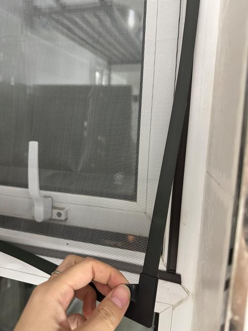 纱窗纱网松弛怎么办?重新绷紧后固定