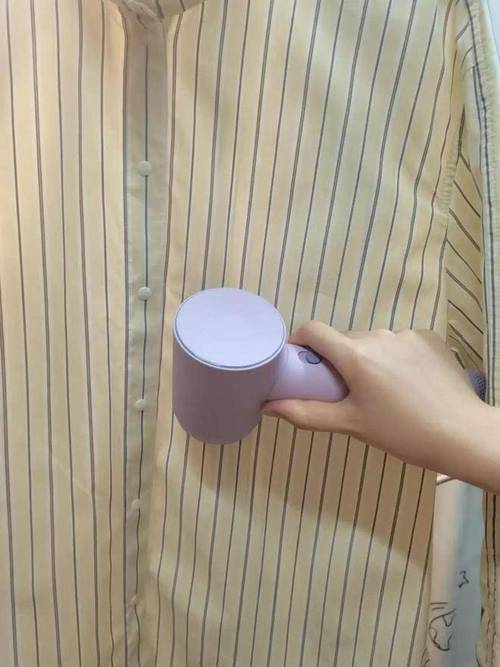 用吹风机去除衣服褶皱，简单又快捷