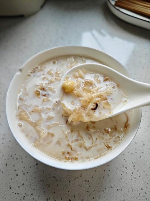 怎样煮银耳莲子粥才能更粘稠?