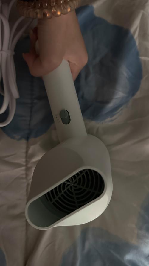 用吹风机就能去除衣服褶皱?太省事了