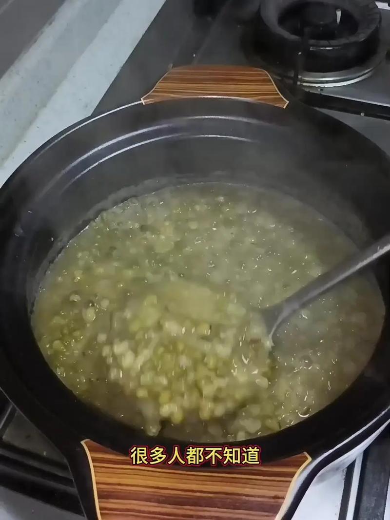 煮绿豆汤防止溢锅的砂锅倾斜法