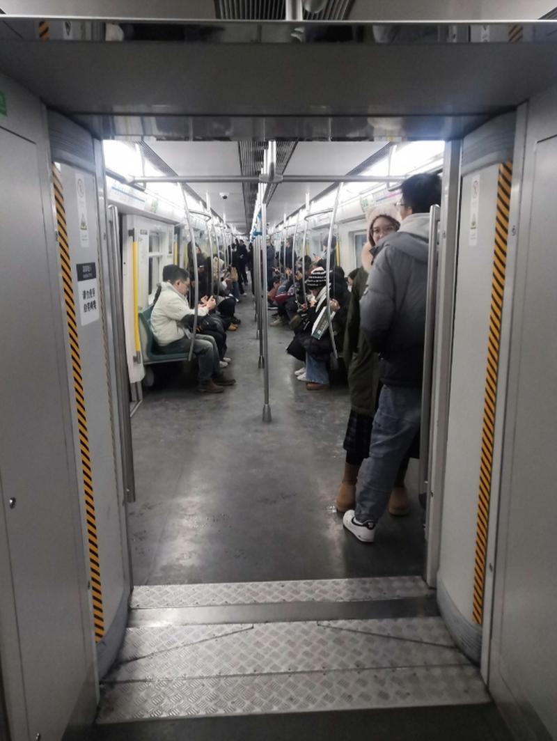 地铁车厢连接处的安全距离保持