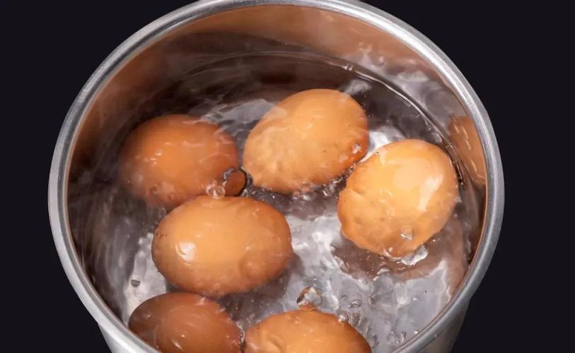 为什么刚煮熟的鸡蛋用冷水泡更好剥？