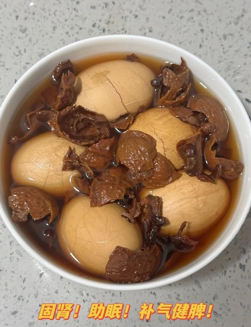 煮鸡蛋时加什么更易剥壳？试试这个方法