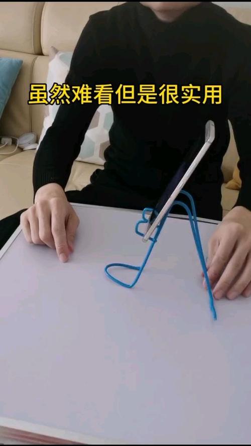 手机支架改造计划:衣架也能变神器