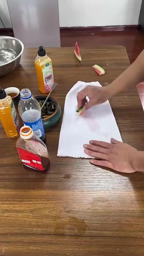 怎样去除衣服上的沙拉酱顽固陈旧残渍?
