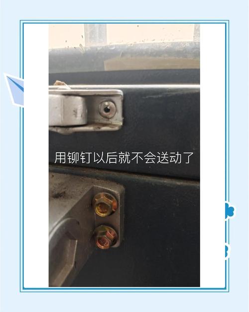 门锁把手松动怎么办？拧紧固定螺丝