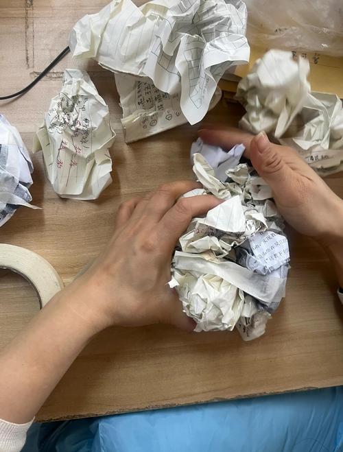 旧报纸如何利用?垫鞋盒防潮或擦玻璃
