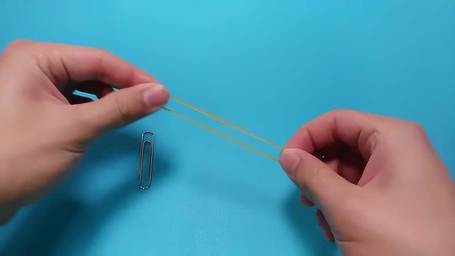 用橡皮筋绑住牙膏尾部,用量精准不浪费