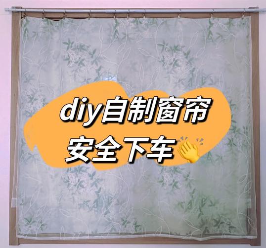 旧窗帘剪成细条，编个杯垫送给朋友