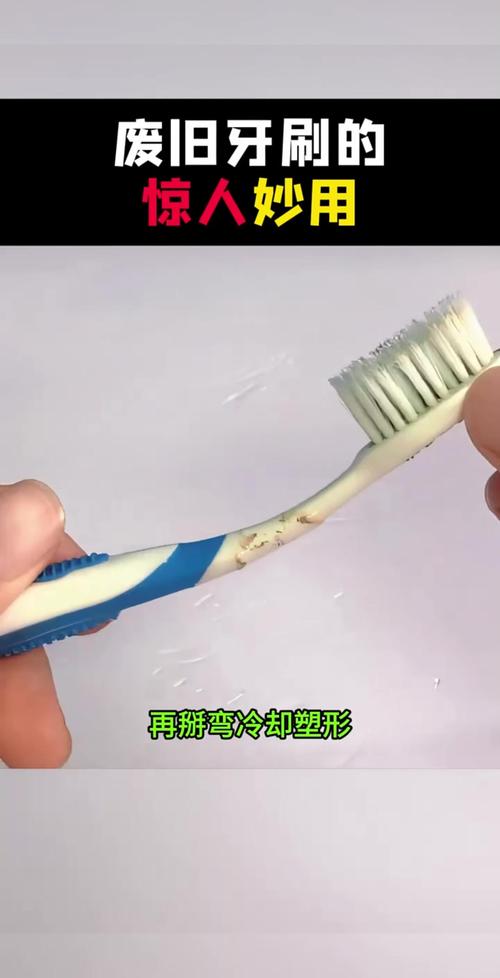旧牙刷如何利用？清洁键盘缝隙或刷鞋底