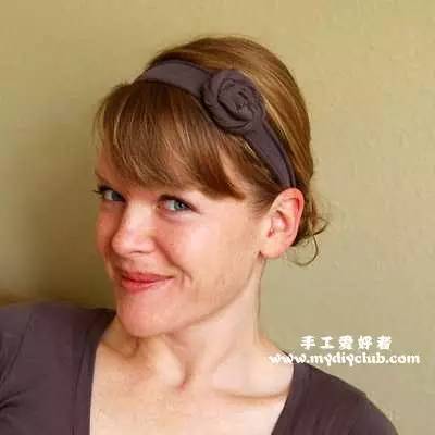 旧衣改造灵感:T恤秒变时尚发带的神操作