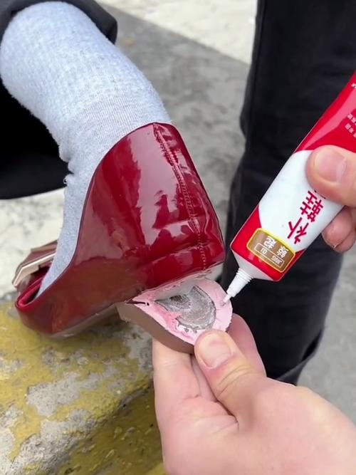 登山鞋开胶怎么办？专用鞋胶粘合裂缝
