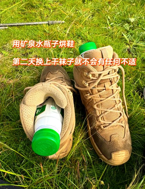 雨天鞋袜总湿透？试试这招纸巾应急法